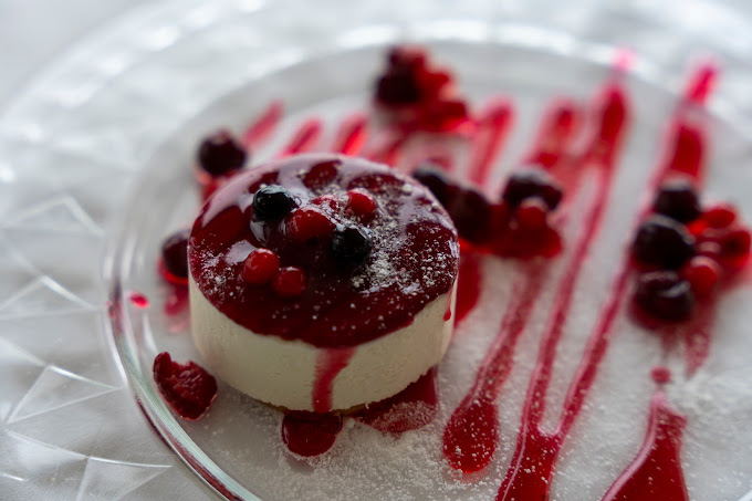 Semifreddo bianco con salsa ai frutti di bosco e zucchero a velo su piatto di vetro, dolce della casa da Giuseppe Caratteri: 112
